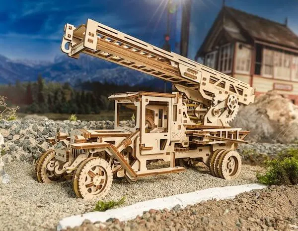 Ugears Model Fire Truck "Fire Ladder" / Ugears Camion de pompiers miniature Ugears «Fire ladder»