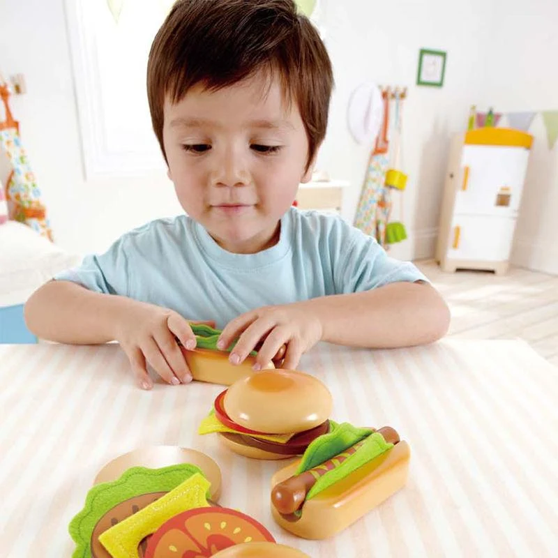 Hape Hamburgers and Hot Dogs / Hamburgers et hot-dogs Modèles en bois