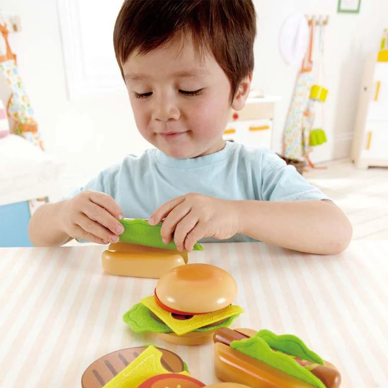 Hape Hamburgers and Hot Dogs / Hamburgers et hot-dogs Modèles en bois