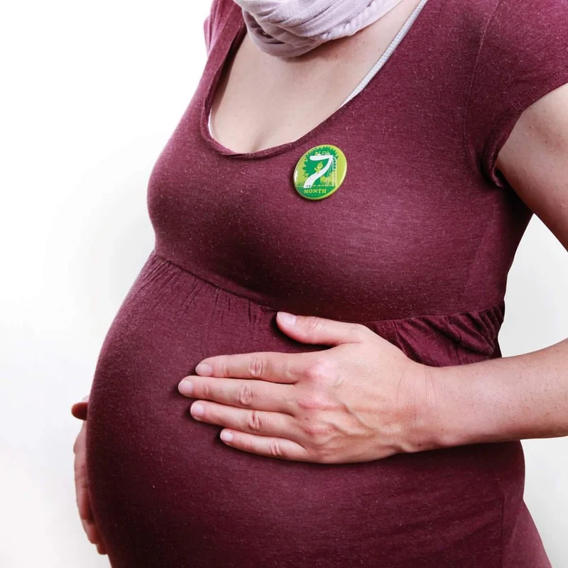 Pregnancy Belly Buttons / Boutons de Grossesse
