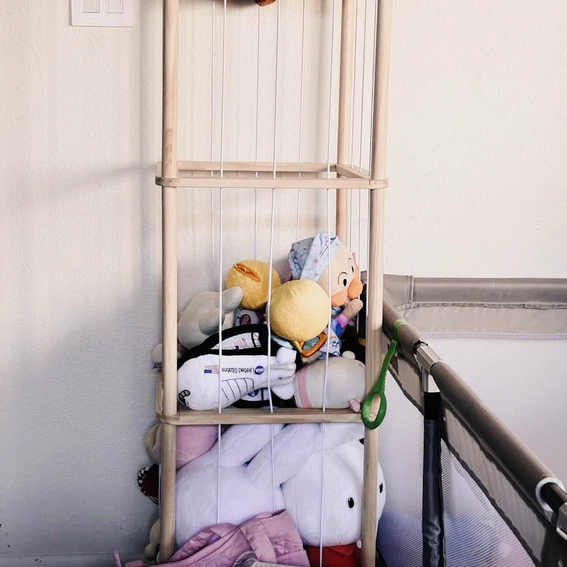 Rangement vertical en pin pour peluches avec cordons élastiques