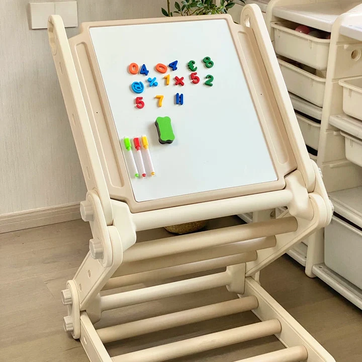 Structure d’escalade modulable et pliable avec table et tableau
