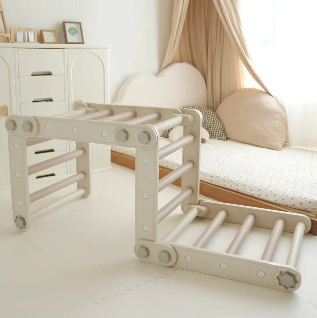 Structure d’escalade modulable et pliable avec table et tableau