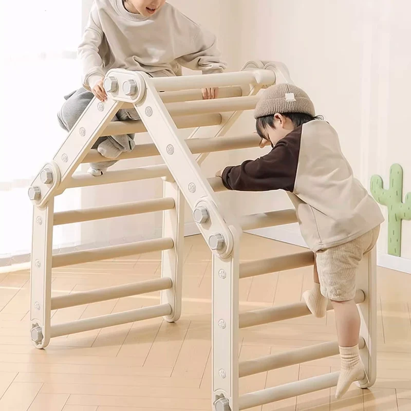 Structure d’escalade modulable et pliable avec table et tableau