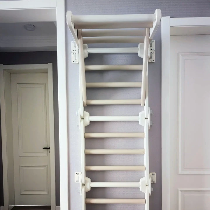 Structure d’escalade modulable et pliable avec table et tableau