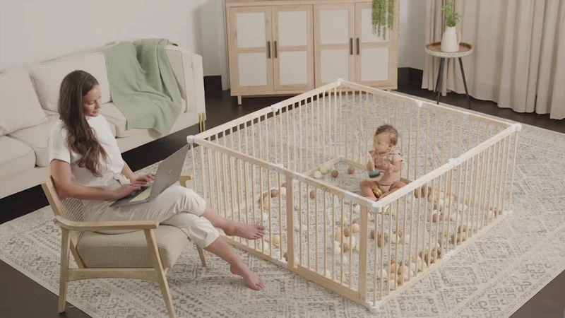 Parc pour bébé en bois naturel avec panneaux pliables