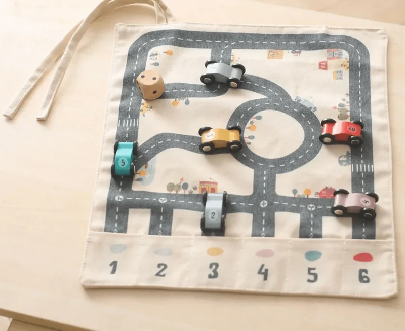 Tapis de jeu de route Montessori avec voitures en bois