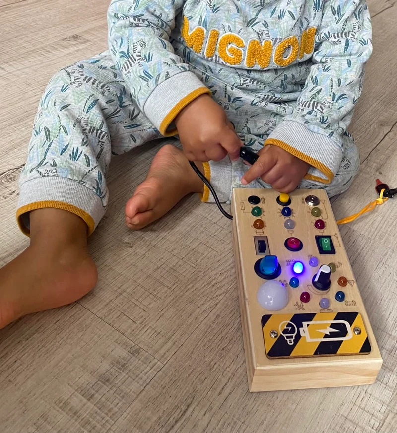 Tableau d'activités interactif Montessori avec LED