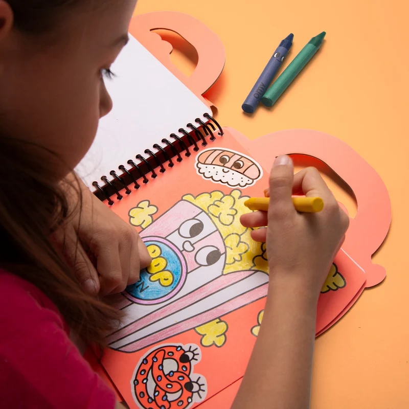 OMY – Cahier de coloriage Yummy food truck + crayons & stickers – Dès 3 ans