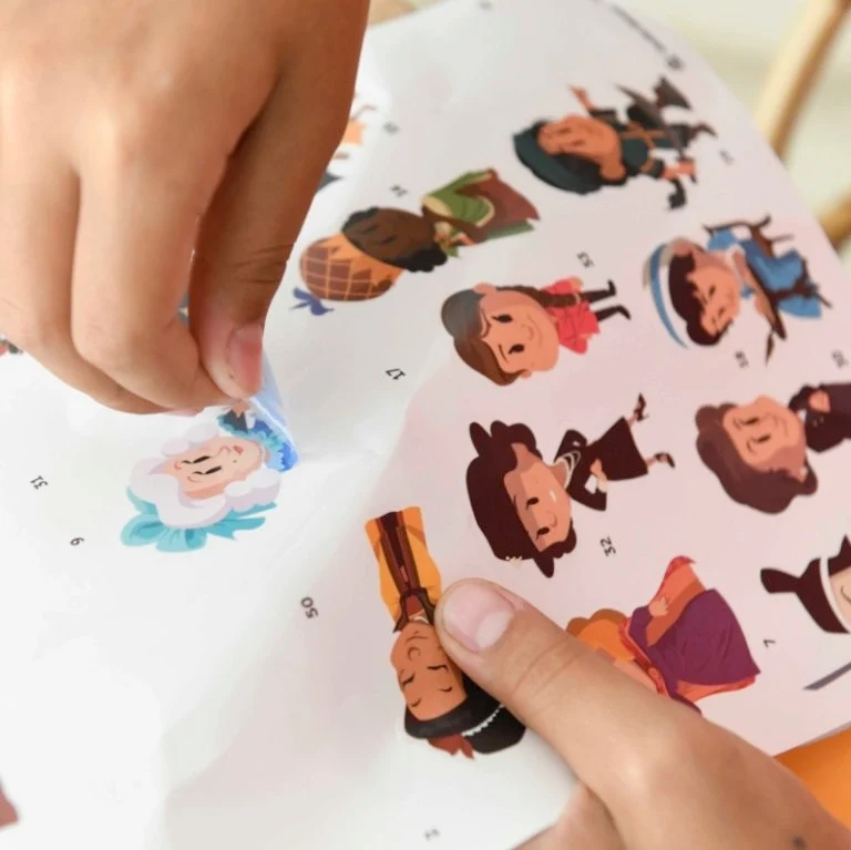 Poster Poppik “Femmes célèbres” (Quelle Histoire) + 46 stickers – Bilingue FR/EN (7-12 ans)