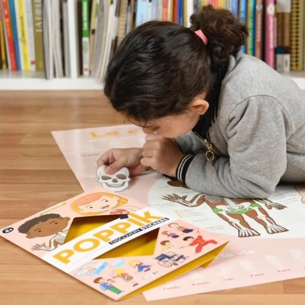Poster éducatif Corps Humain Poppik – Poster géant à stickers dès 3 ans (bilingue)