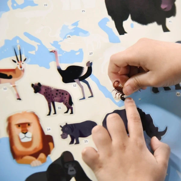 Poster animaux du monde enfant Poppik – 67 stickers – Carte du monde éducative (5–12 ans)