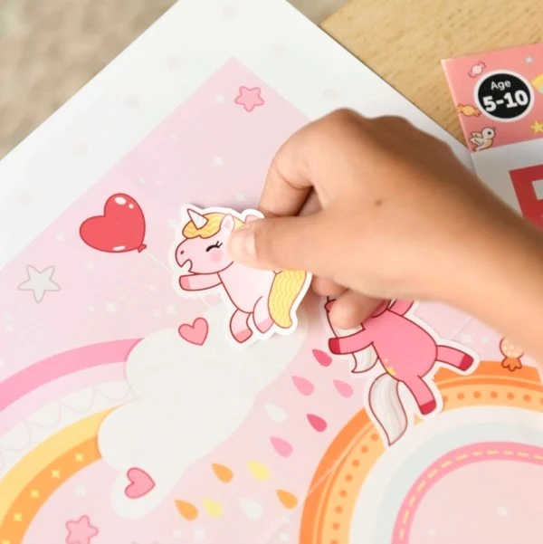 Poster Licornes enfant Poppik – 150 stickers – Activité créative inspirée Montessori (5–10 ans)