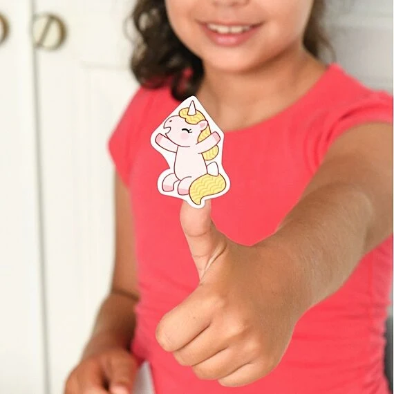 Poster Licornes enfant Poppik – 150 stickers – Activité créative inspirée Montessori (5–10 ans)