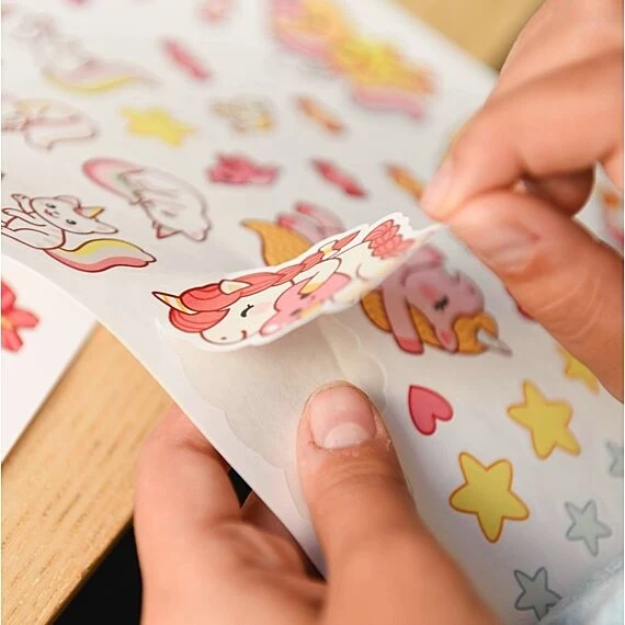 Poster Licornes enfant Poppik – 150 stickers – Activité créative inspirée Montessori (5–10 ans)