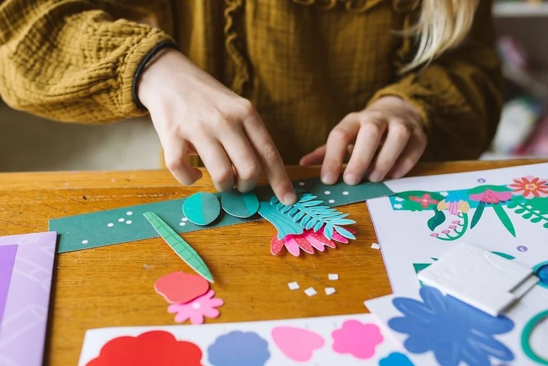 FLOWER POWER – Kit créatif 4 couronnes de fleurs à assembler dès 7 ans | OMY x Gallimard